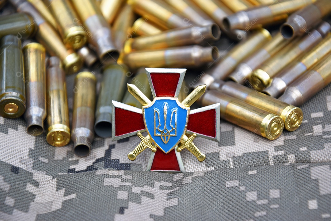 Distintivo em pé com vários cartuchos atrás