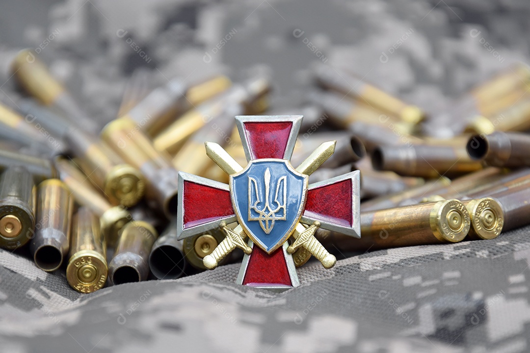 Cartuchos e balas com distintivo das Forças Terrestre