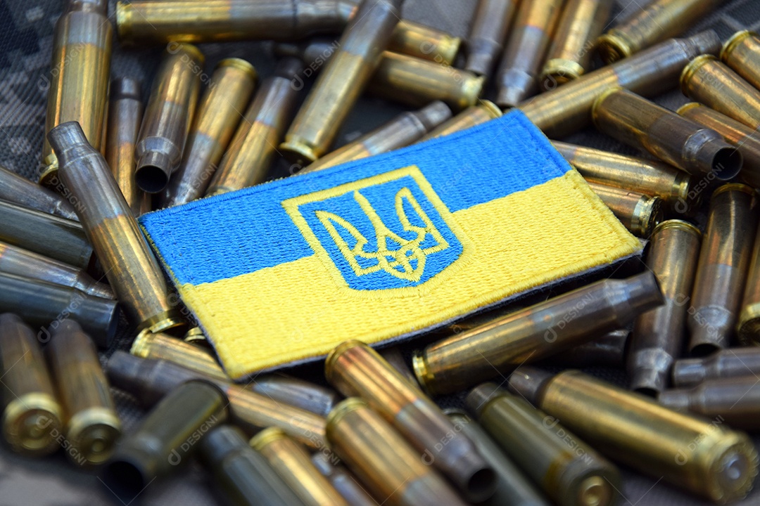 Bandeira ucraniana sobre inúmeros cartuchos de bala