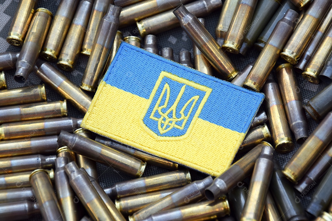 Brasão da Ucrânia em meio a balas e cartuchos conceito de guerra