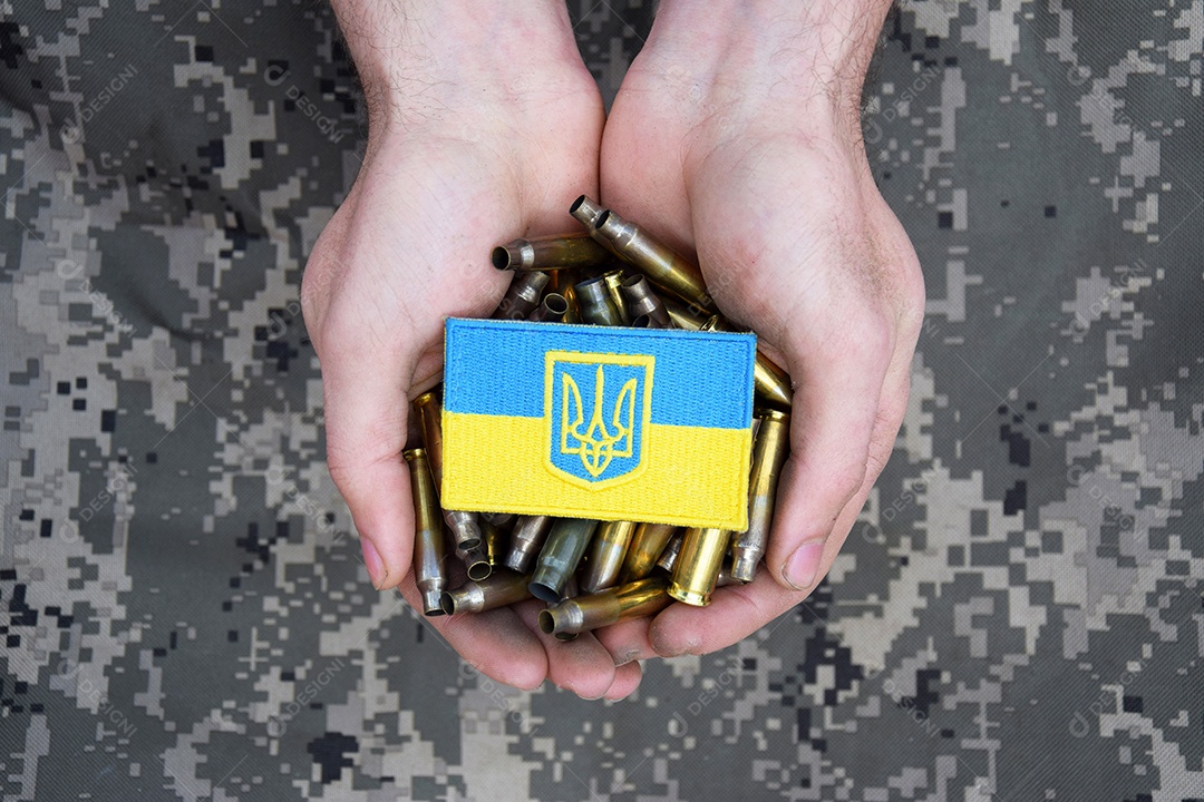 Mãos segurando cartuchos  e bandeira