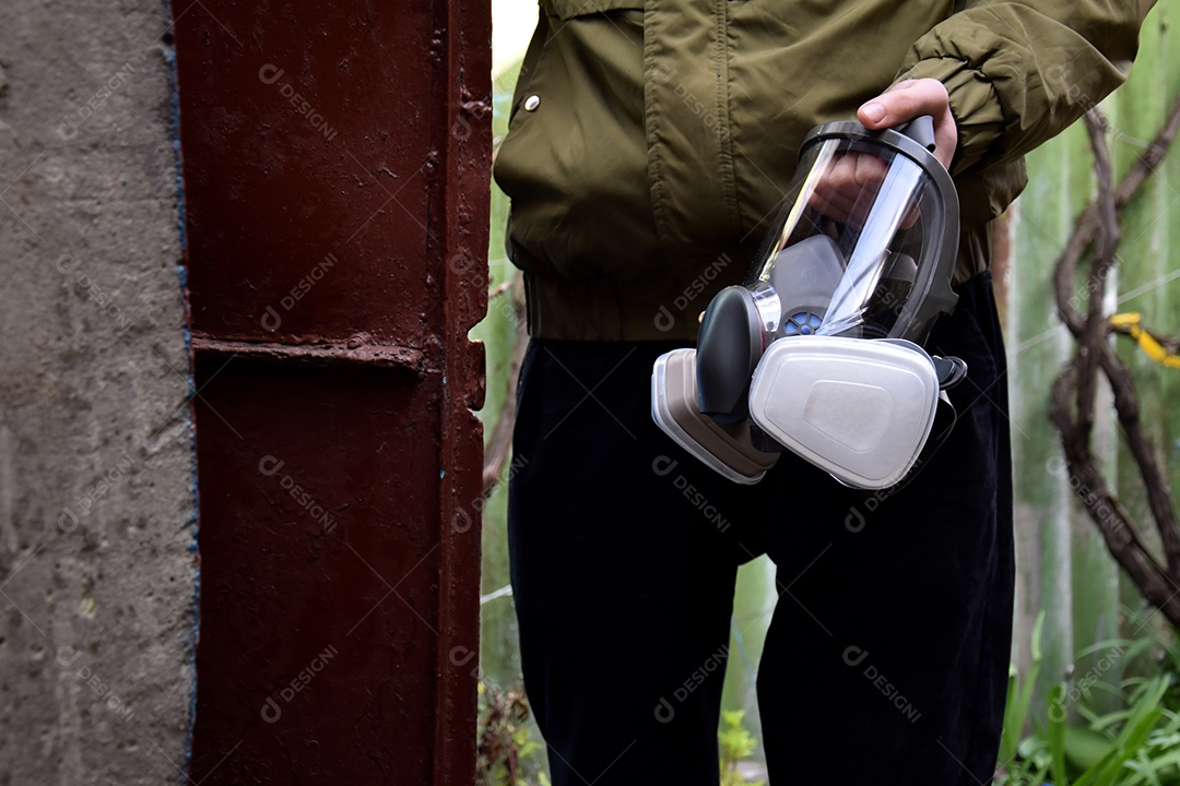 Homem com mascara respiratória nas mãos
