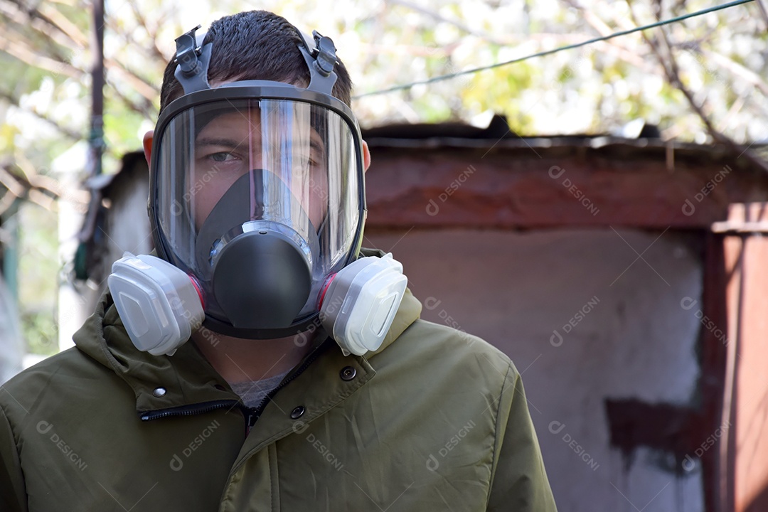 Homem de mascara contra covid-19