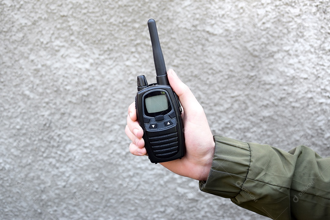 Radio walkie-talkie está em mão de homem