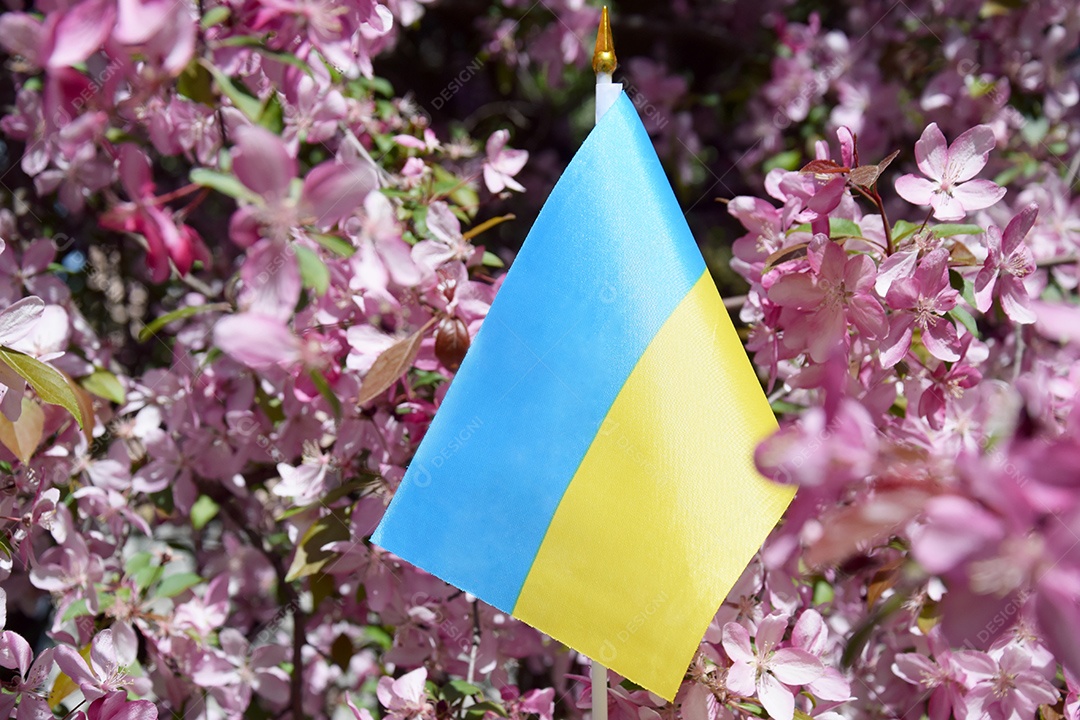 Bandeira da ucrânia em meios a flores conceito de guerra no país