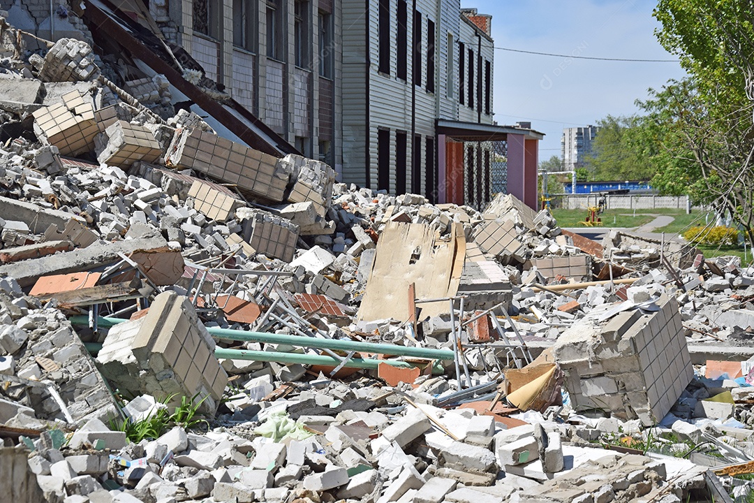 Destroços de escola na cidade de Kharkov depois da guerra