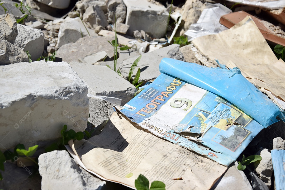 Livro de geografia do 9º ano destroço de escola bombardeada na cidade de Kharkov