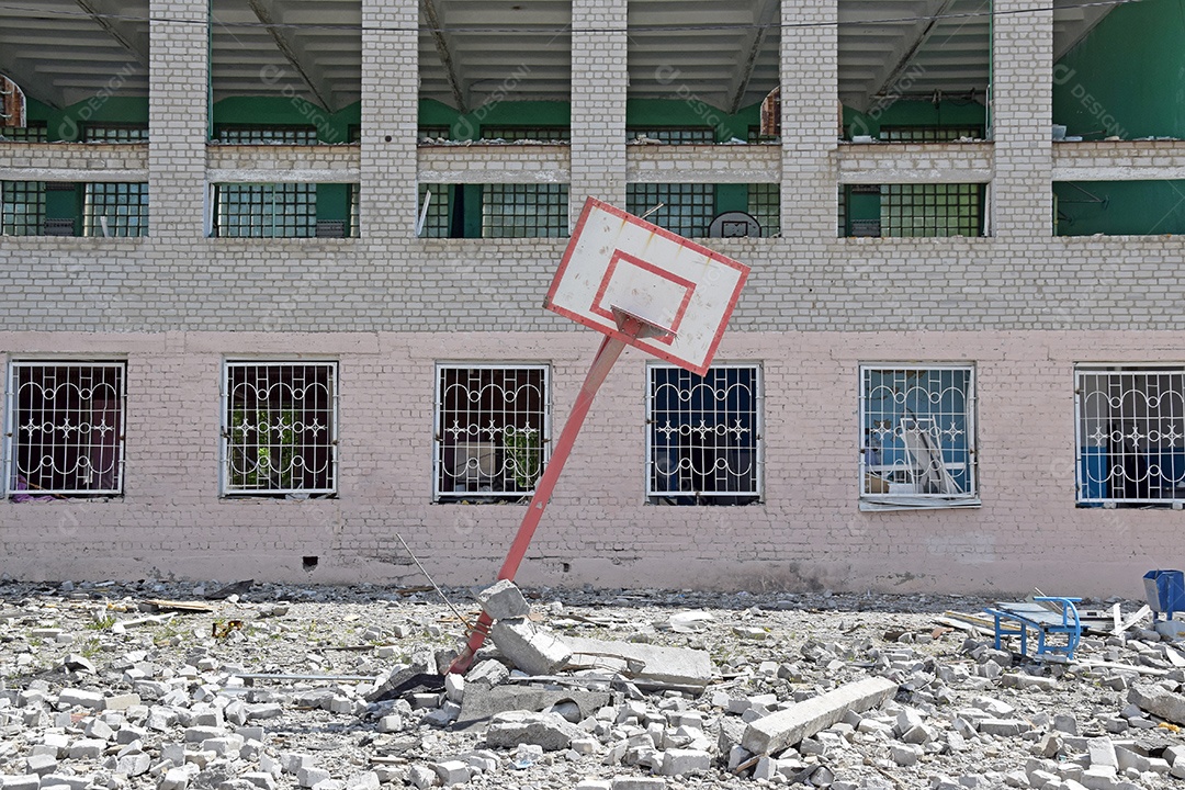 Quadra de escola destruída pelos bombardeios
