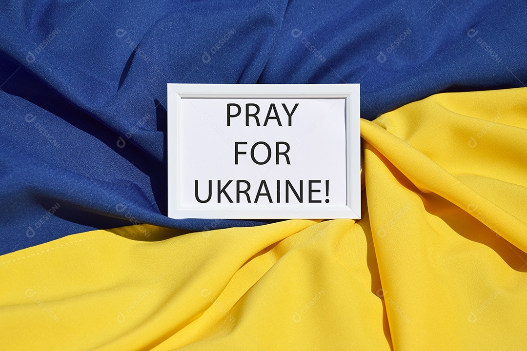 Bandeira com quadro escrito rezem pela Ucrânia