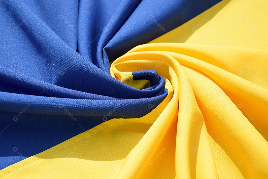 Bandeira nacional dobrada em tecido da Ucrânia