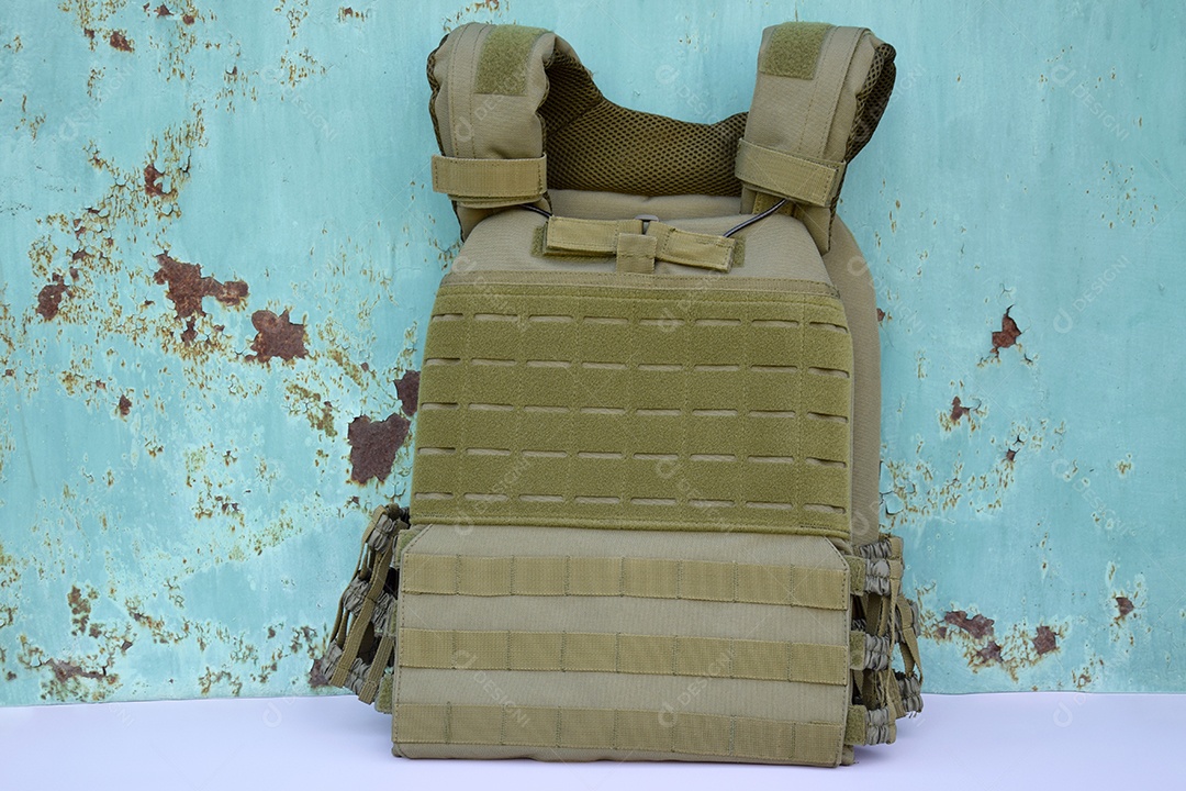 Colete a prova de bala armadura tática militar sobre parede velha azul