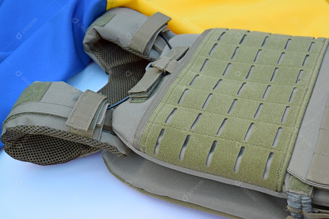 Armadura tática militar com placas no fundo da bandeira da Ucrânia