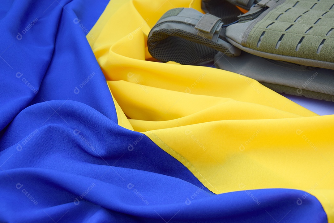 Bandeira da Ucrânia com colete a prova de bala em cima
