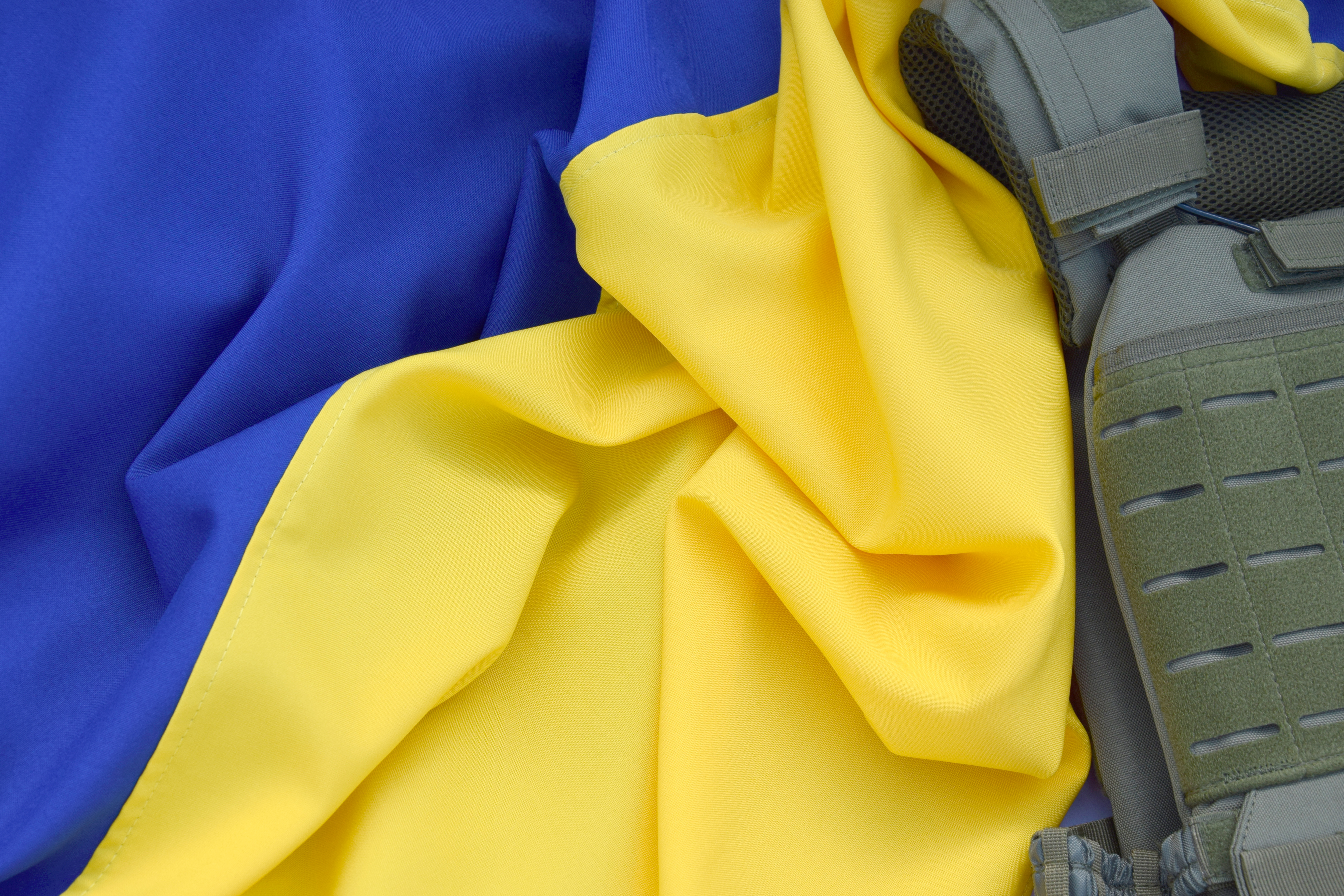 Bandeira da Ucrânia com colete a prova de bala em cima