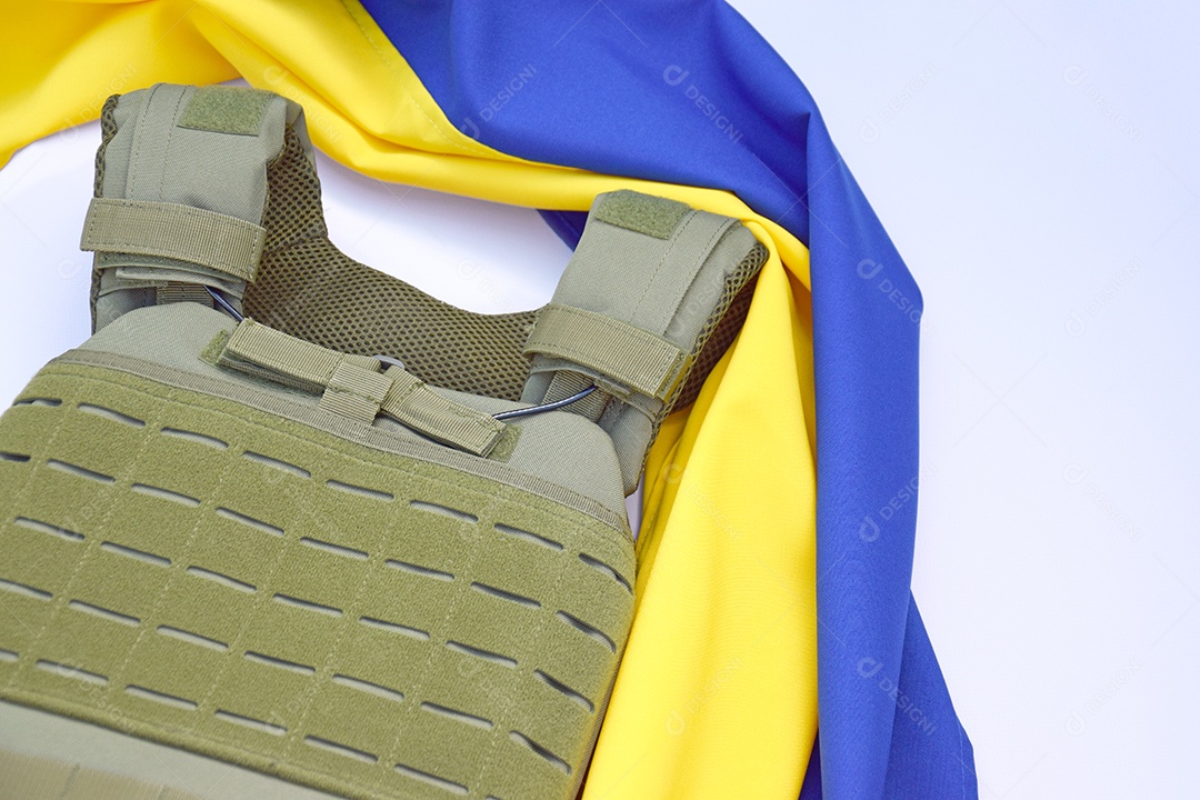 Armadura tática militar com placas no fundo da bandeira da Ucrânia