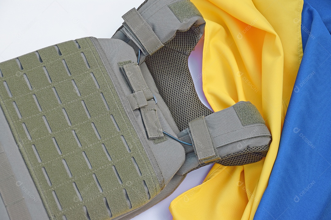 Colete a prova de bala armadura tática militar sobre fundo bandeira ucraniana