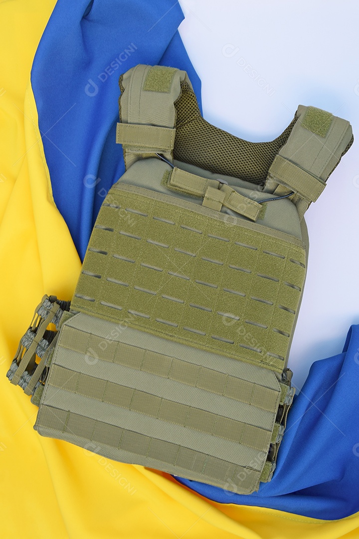 Colete a prova de bala armadura tática militar sobre fundo bandeira ucraniana