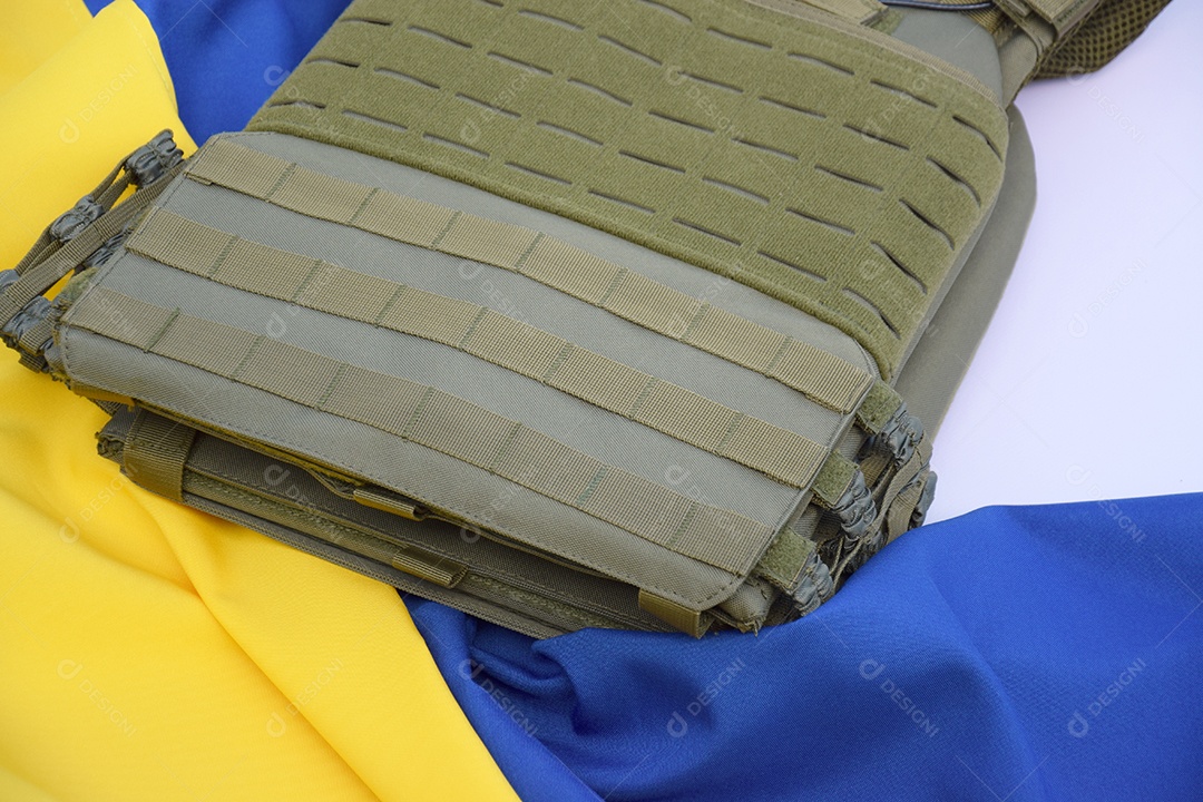 Armadura tática militar com placas no fundo da bandeira da Ucrânia