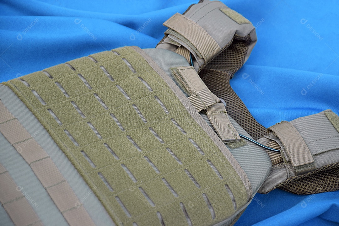 Armadura tática militar com placas no fundo da bandeira da Ucrânia