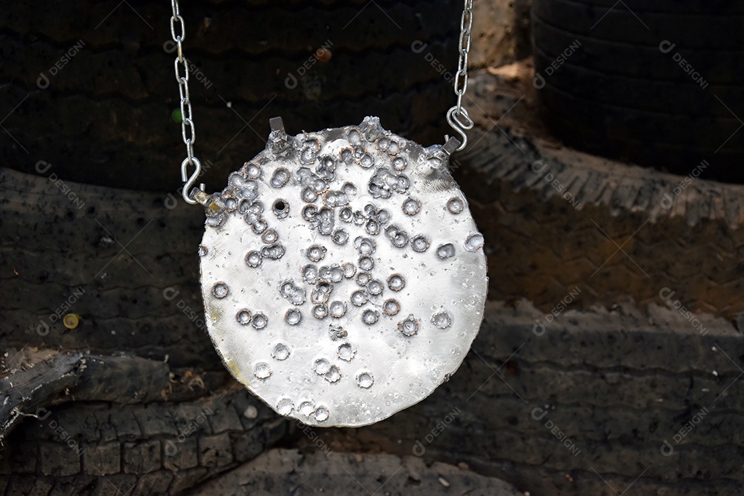 Alvo de metal pendurado