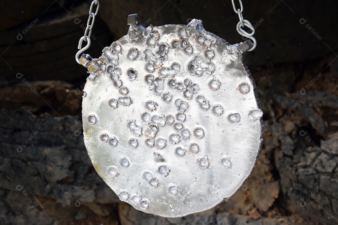 Um alvo de metal ou gongo para atirar com armas de fogo esportivas