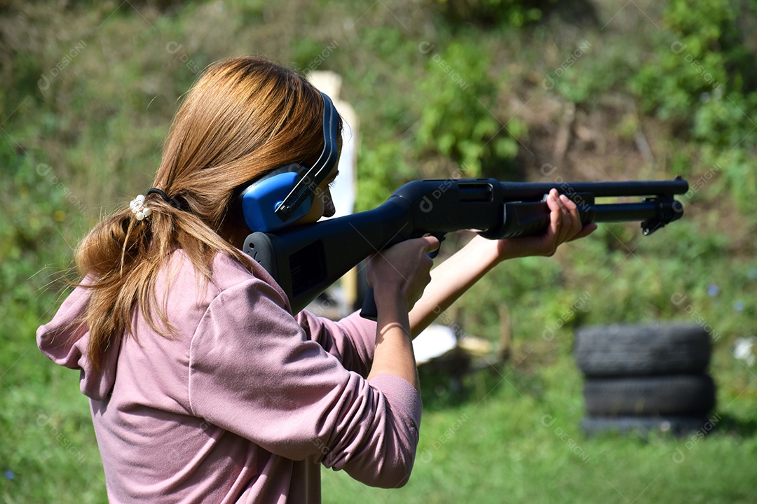 Mulher segurando arma