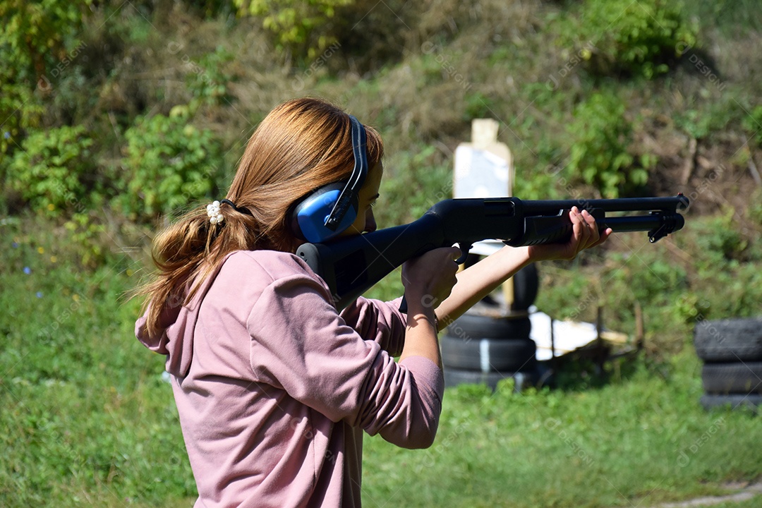 Mulher atirando em clube profissional