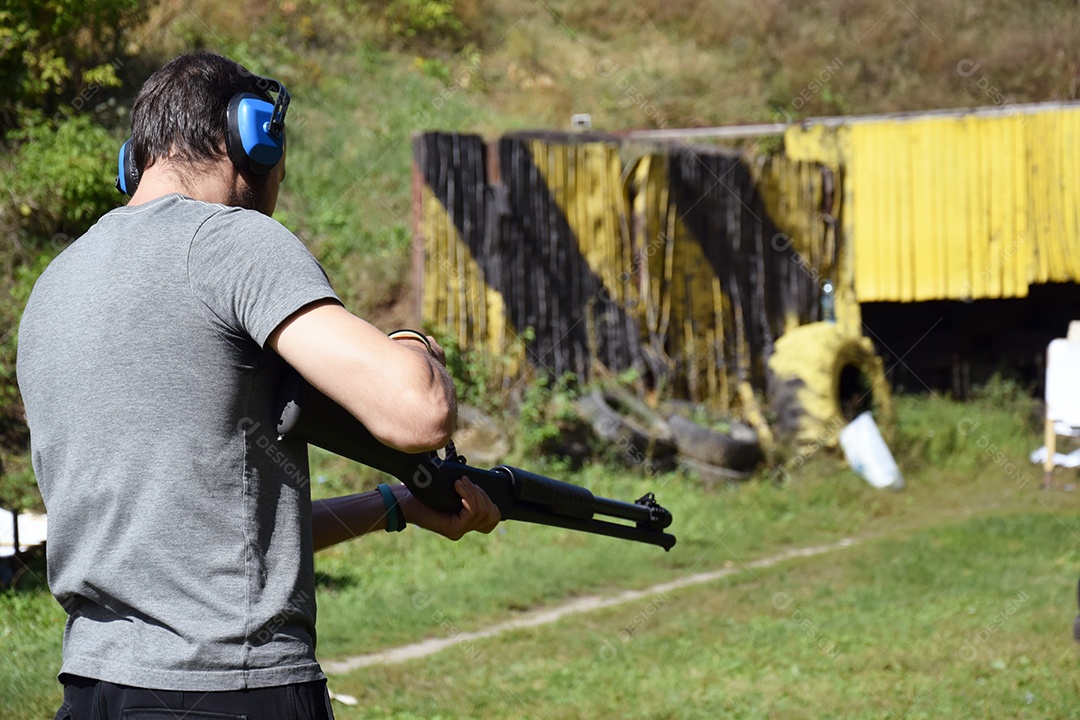 Homem segurando refles em clube