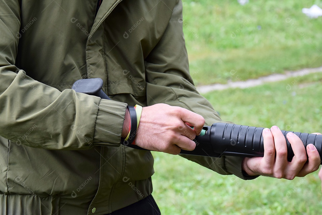 Homem recarregado refle