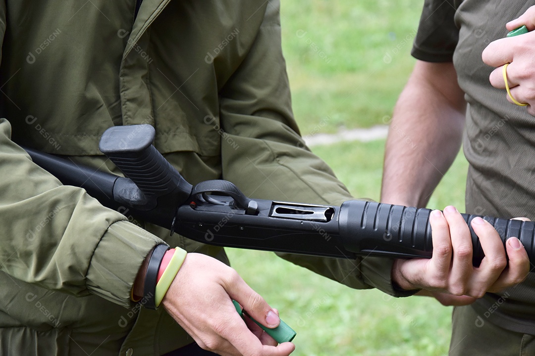 Homem recarregando arma