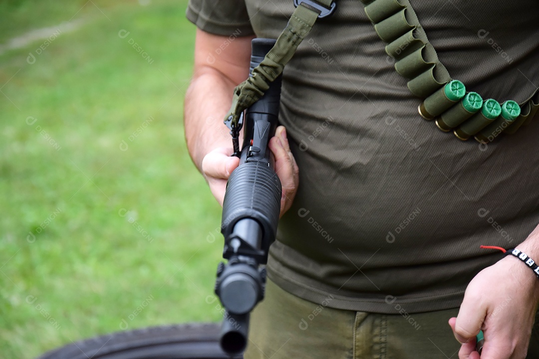 Homem com arma nas mãos e punição ao lado