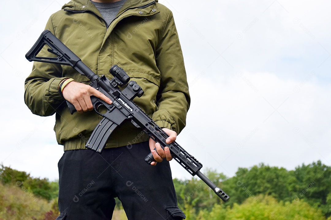 Homem segurando arma refles