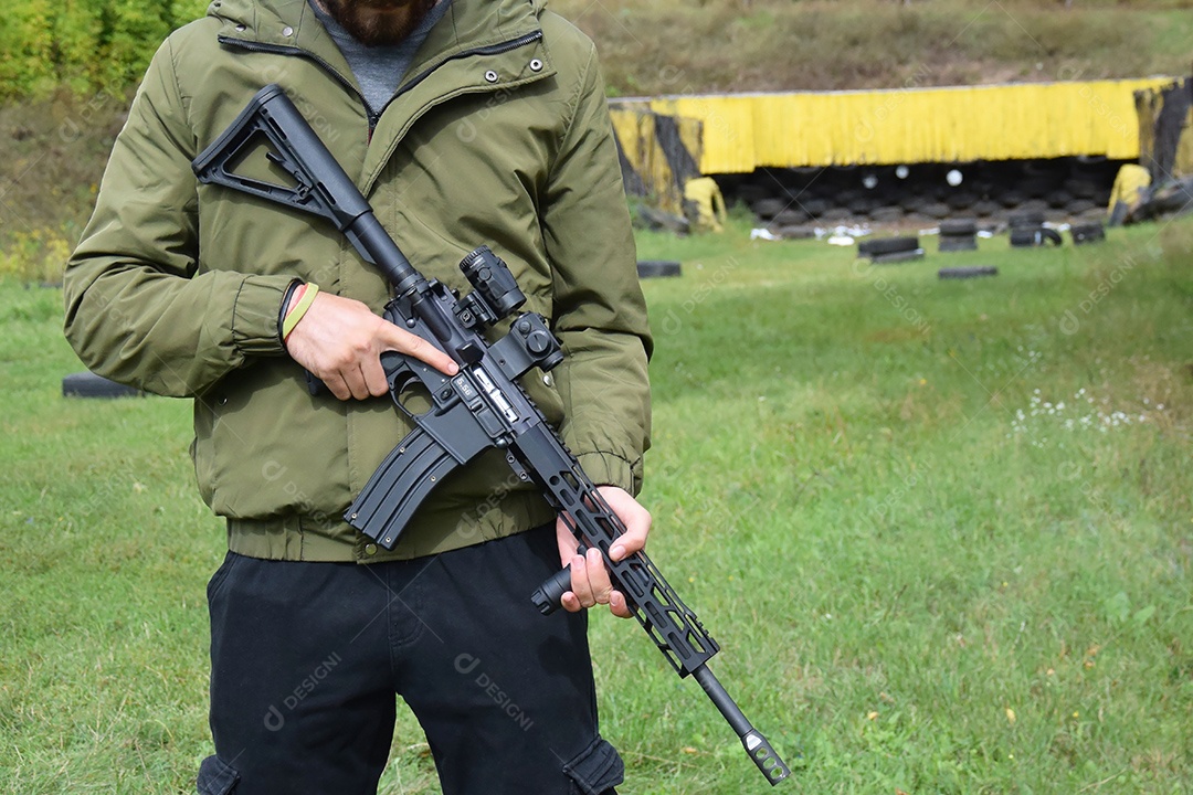 Mão de homem segurando arma