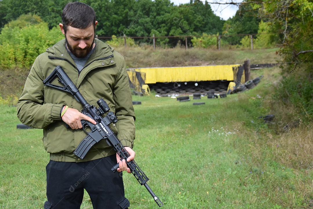 Homem segurando arma em clube