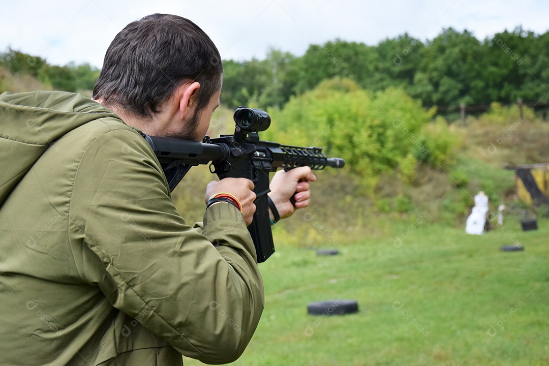 Homem atirador em clube