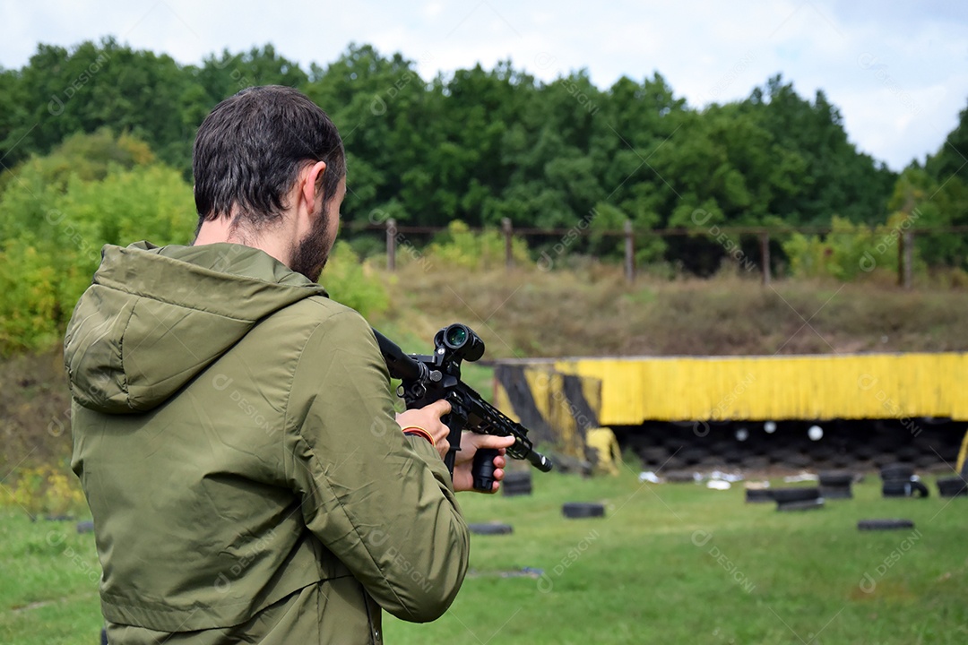 Homem segurando arma para atirar