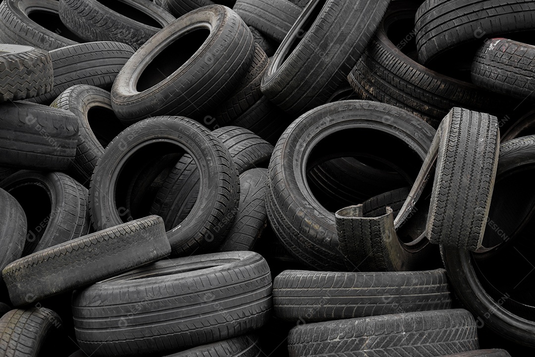 Vários pneus velhos jogado para reciclagem