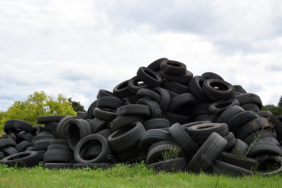 Muitos pneus em um espaço para reciclagem