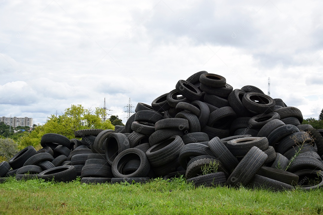 Muitos pneus em um espaço para reciclagem
