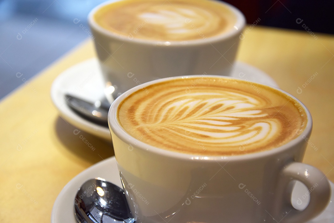 Xícaras de cappuccino sobre mesa de madeira