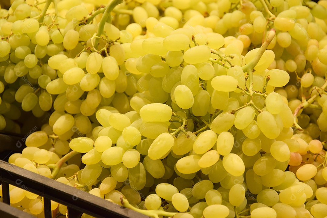 Muitas uvas verde sobre balcão de mercado