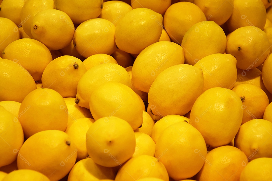 Limão amarelo em balcão de supermercado