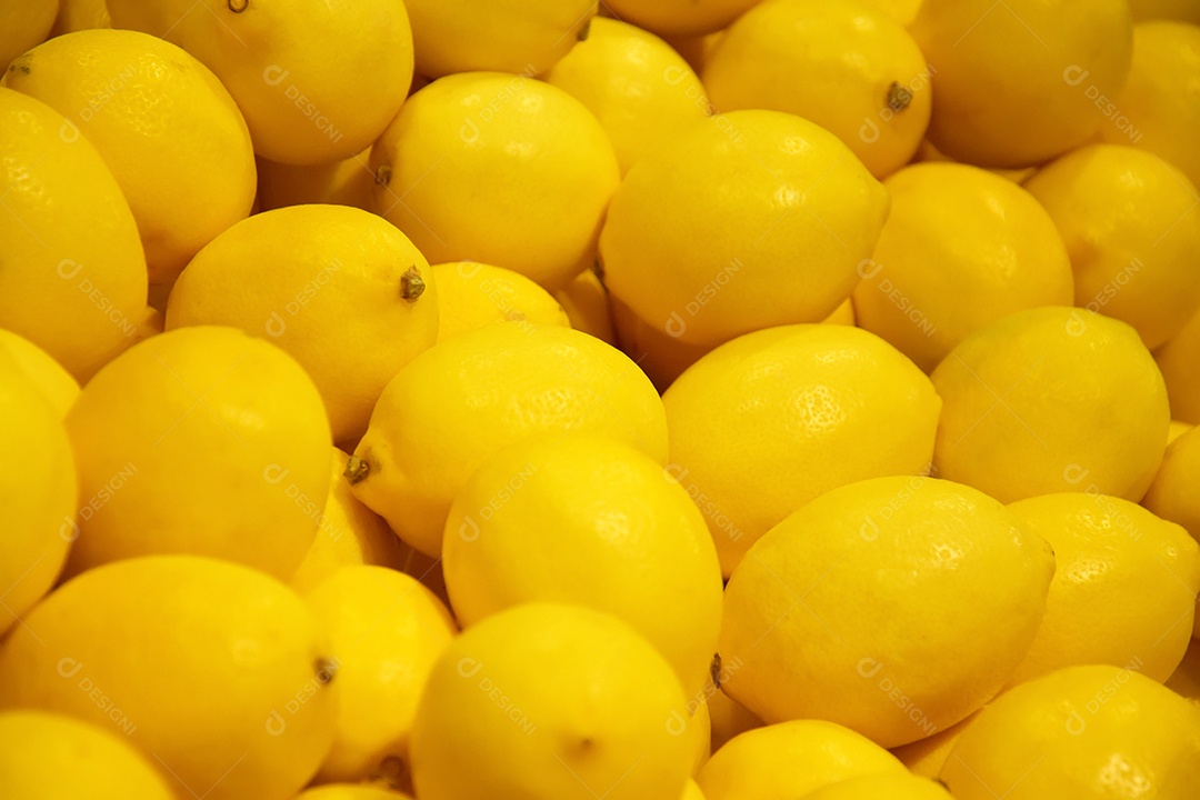 Muitos limões no balcão do mercado