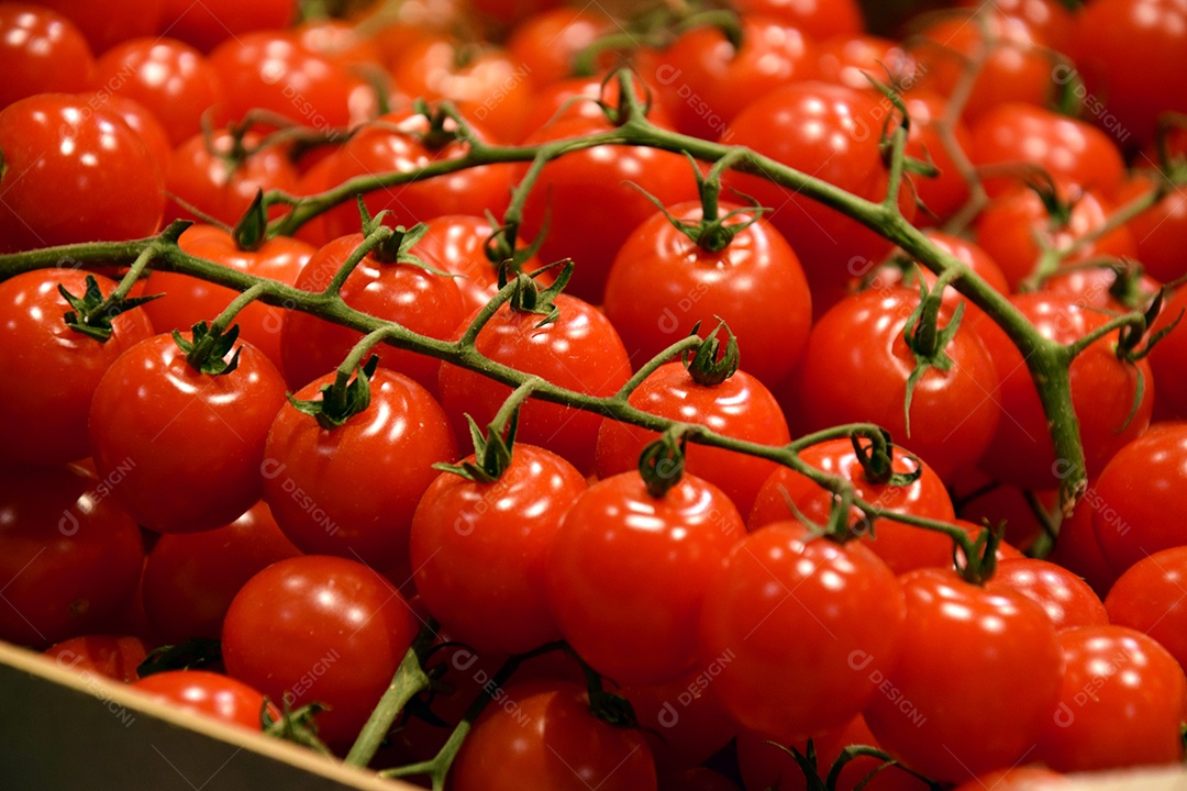 Tomate cereja em bancada de supermercado