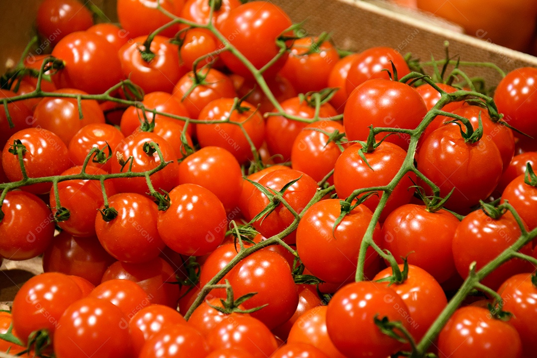 Tomate maduros em bancada de hortfruti