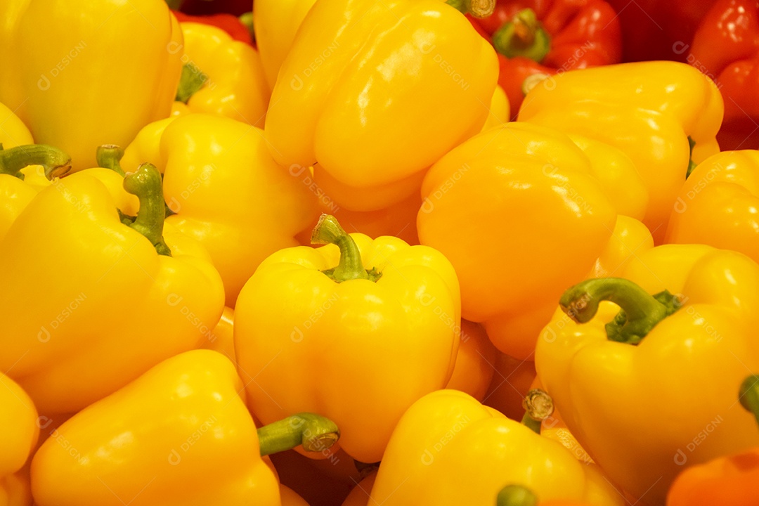 Pimentão amarelo e alguns vermelhos de fundo