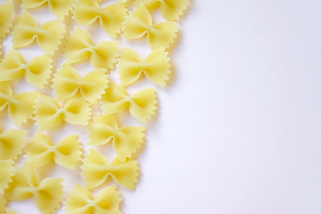 Macarrão borboleta juntos sobre uma mesa branca
