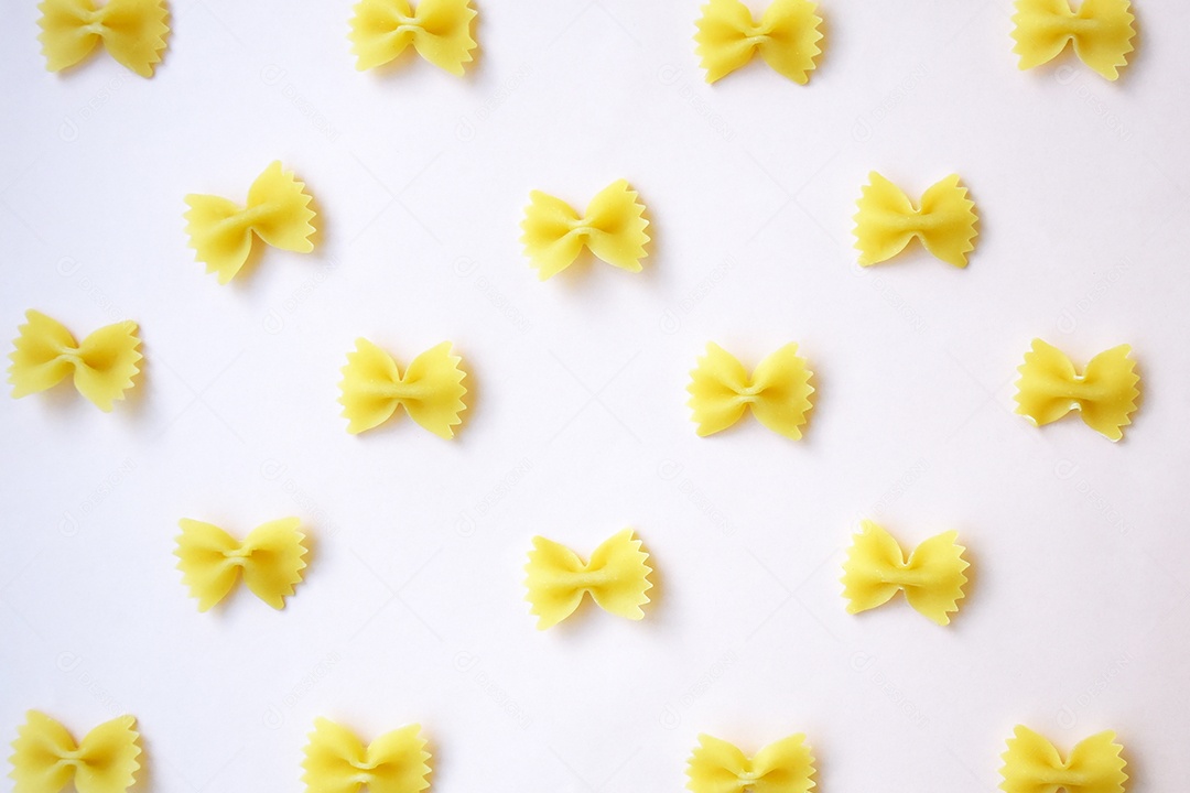 Macarrão borboleta espalhadas sobre uma mesa branca