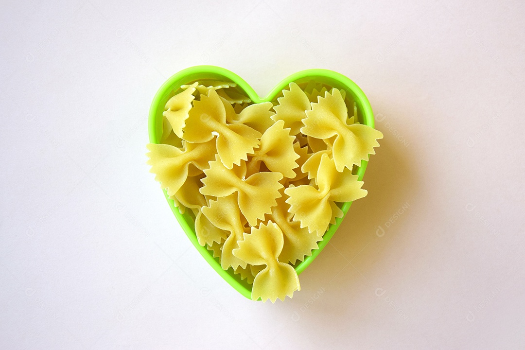 Vasilha verde com macarrão em fundo branco