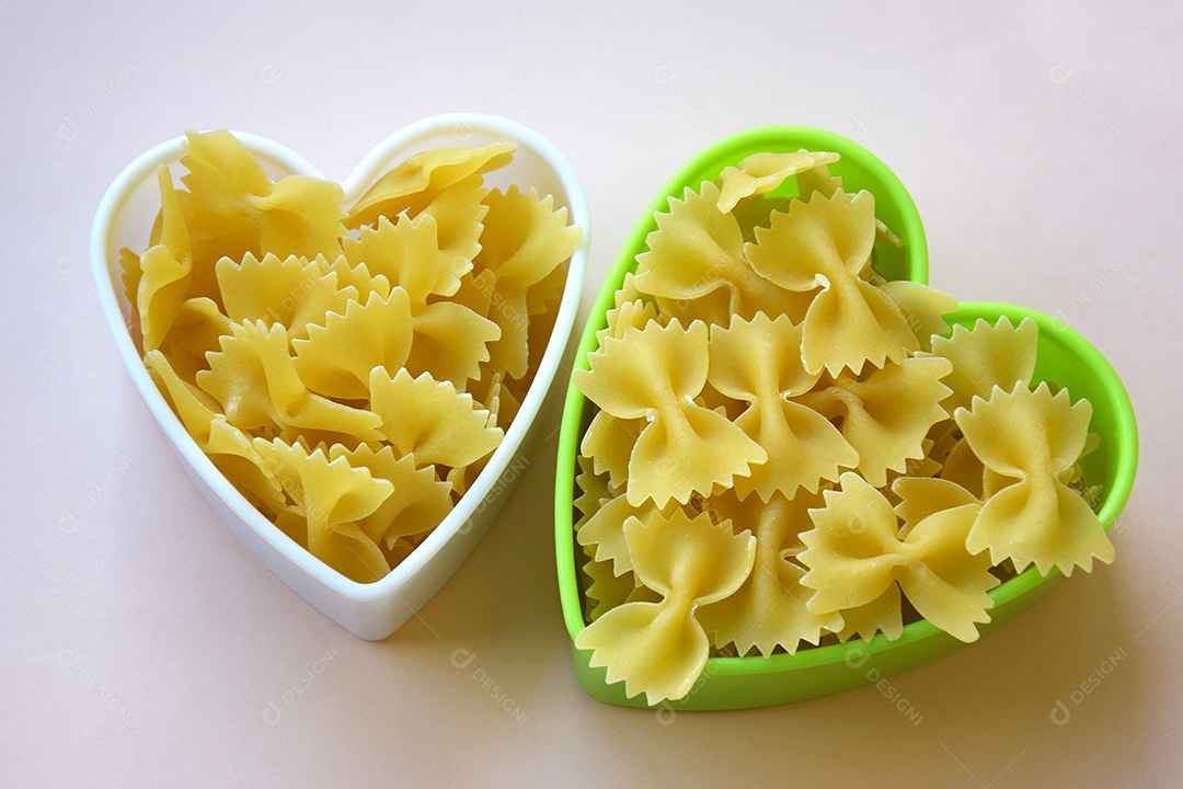 Tigelas com macarrão em forma ade borboleta